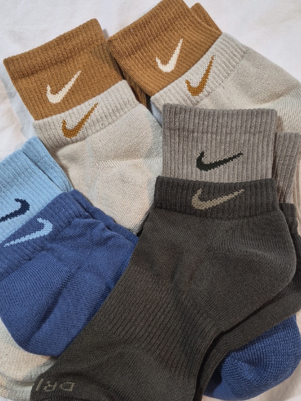 4 Pair Nike Plus Cousuoned Socks